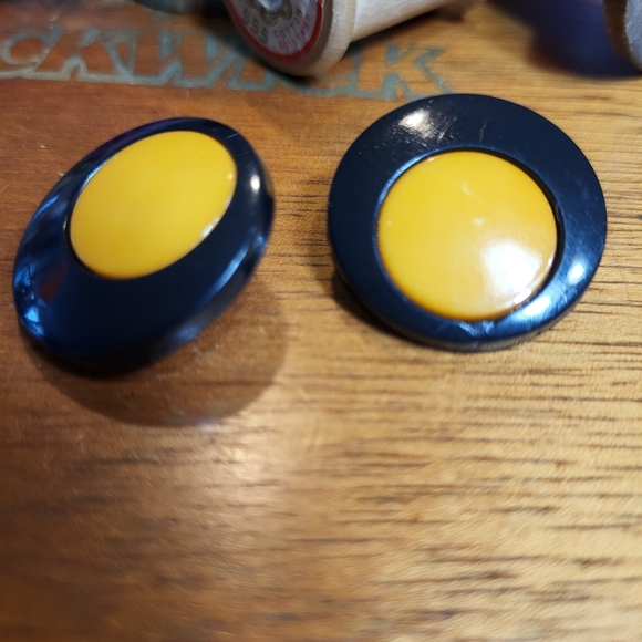 Vintage Pair of Round Mod Black and Yellow Plastic Shank Sewing Buttons - Picture 2 of 11